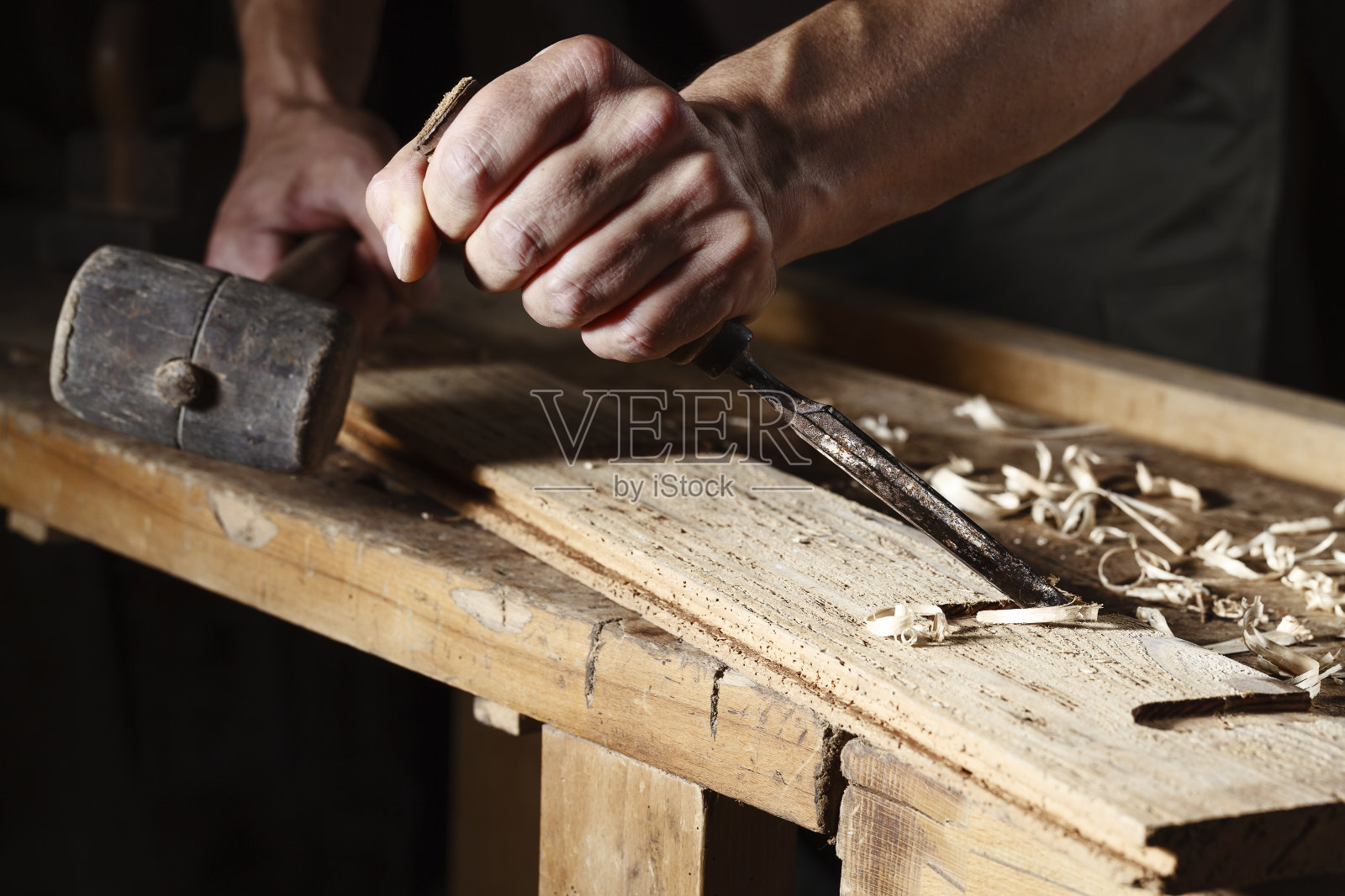木匠用凿子和锤子工作的手照片摄影图片