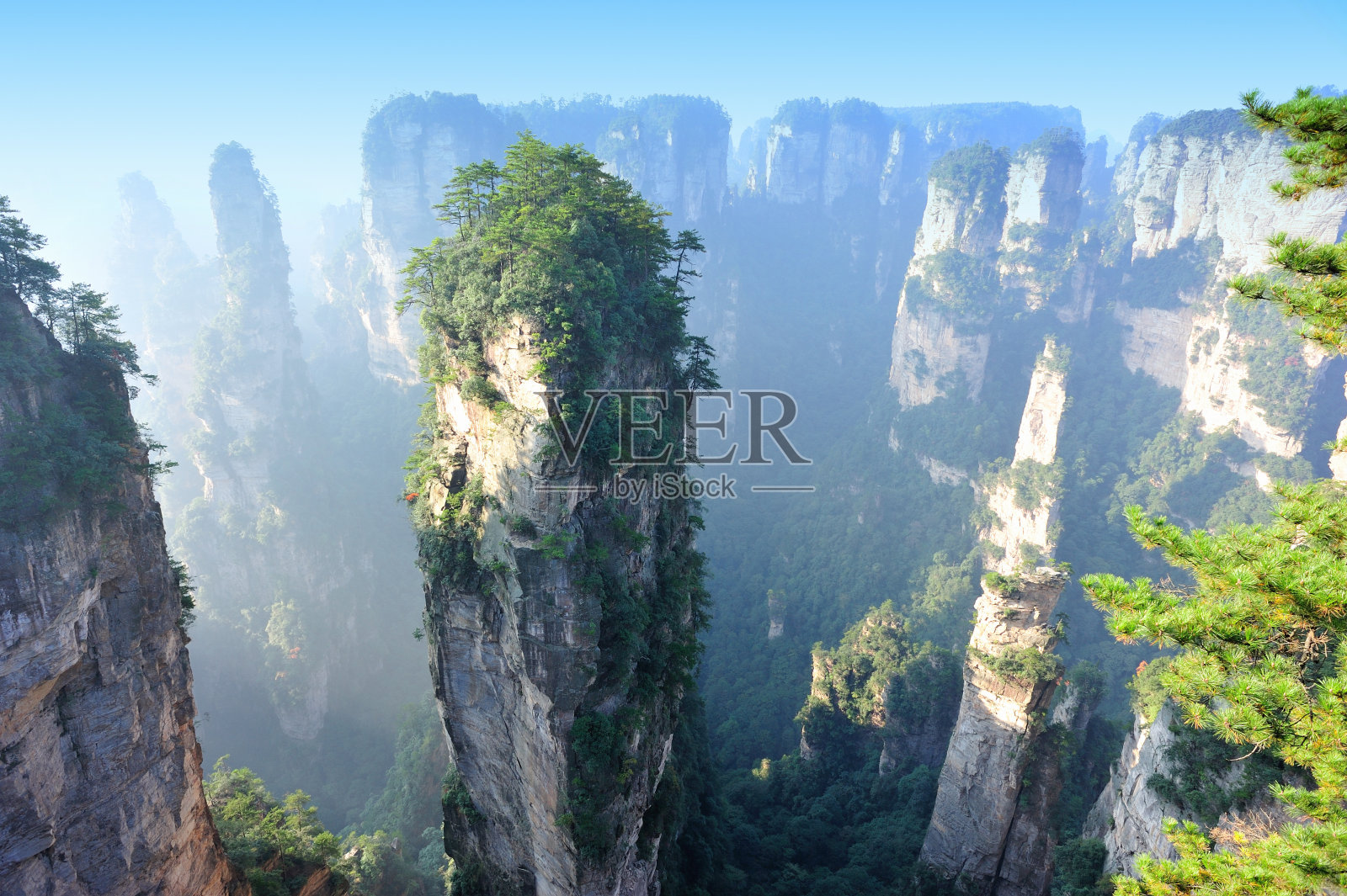 中国张家界国家公园的山地景观照片摄影图片