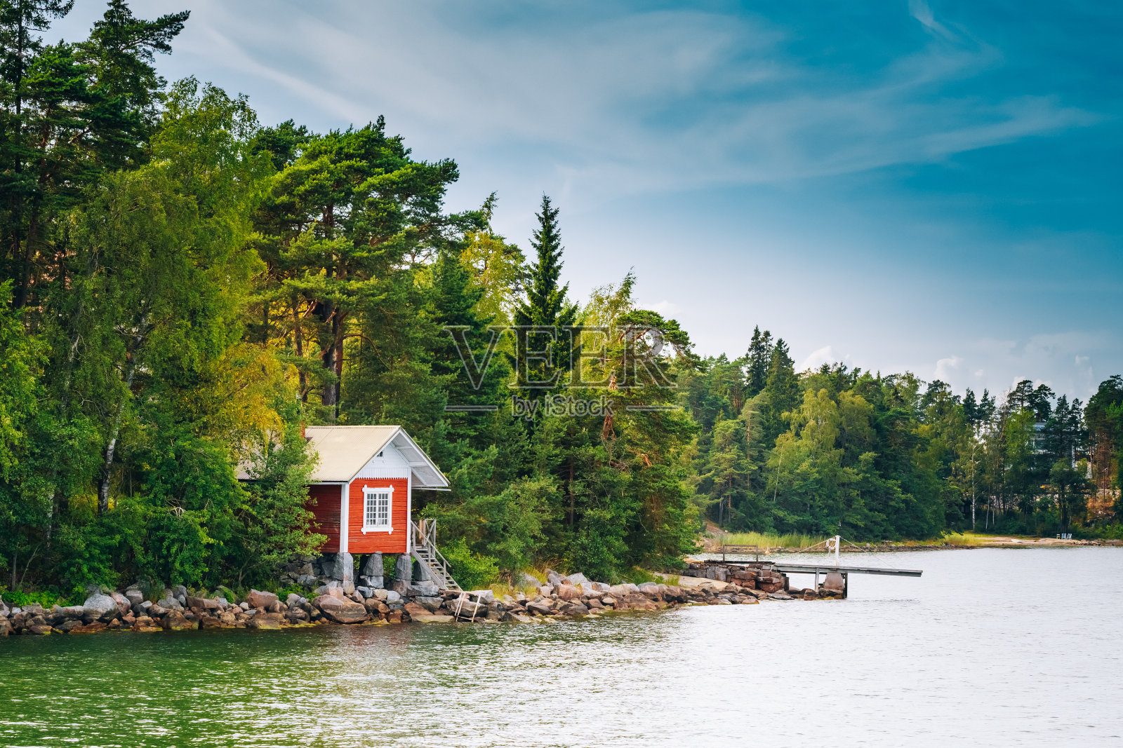 红色芬兰木浴桑拿木屋在夏天照片摄影图片