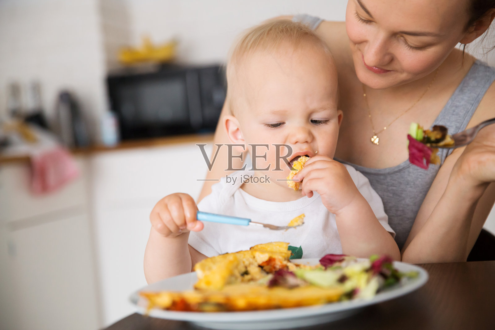 母亲和孩子在一起吃饭照片摄影图片