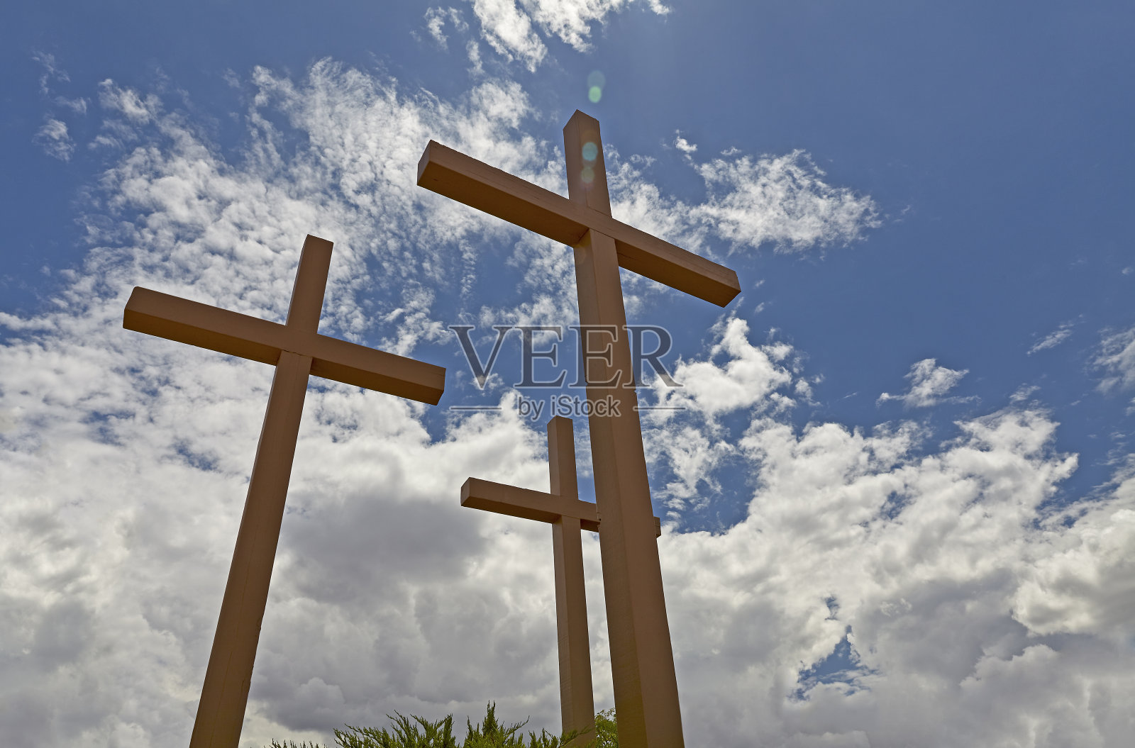 基督教木十字架和蓝天照片摄影图片
