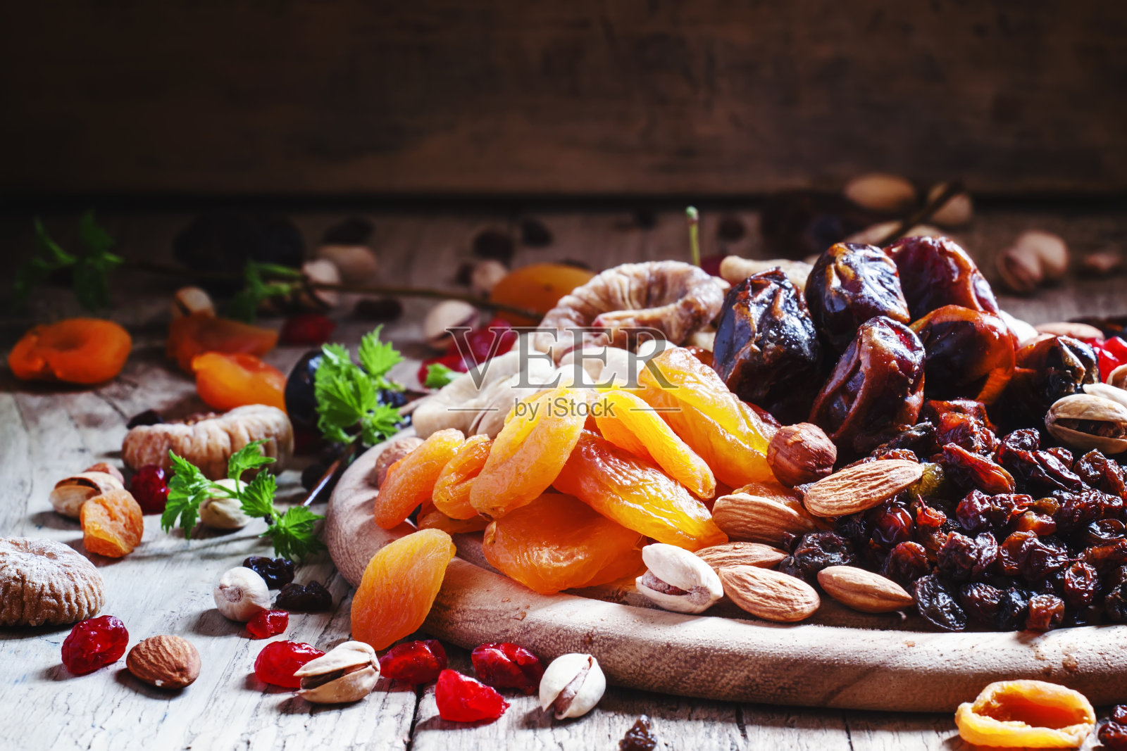 杏干，枣干，葡萄干和各种坚果照片摄影图片