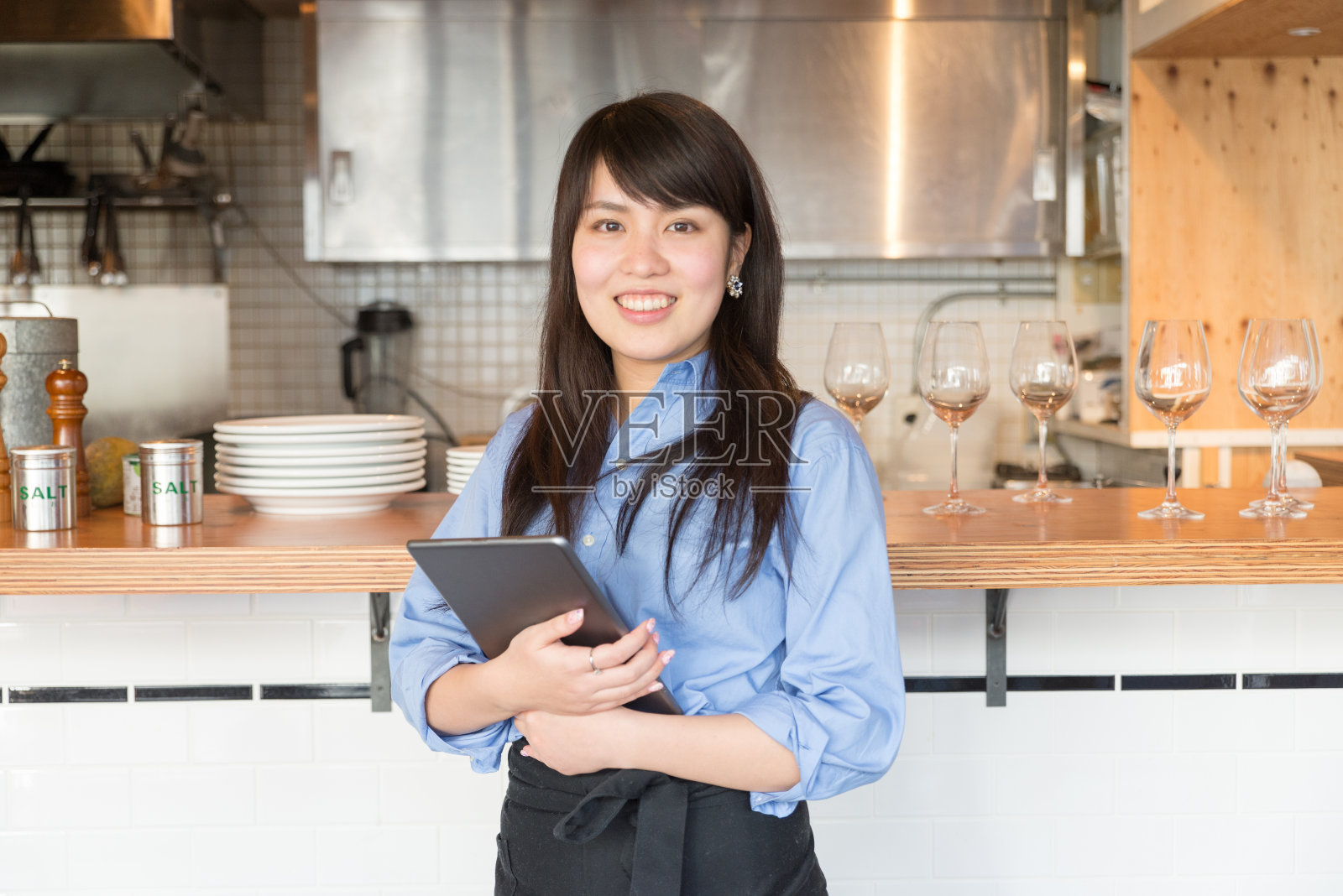 年轻的日本女经理，咖啡厅餐厅照片摄影图片