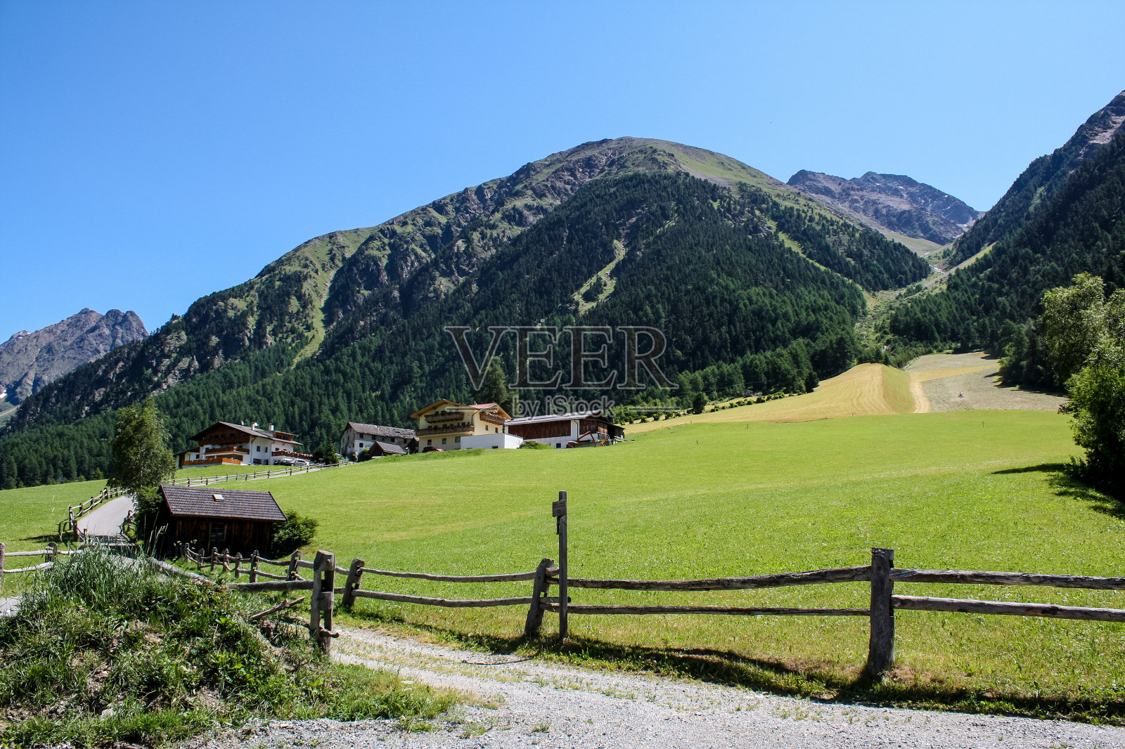 阿尔卑斯山美丽的山村照片摄影图片