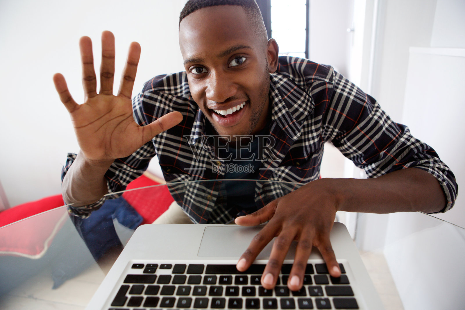 年轻的非洲人在家里用笔记本电脑视频聊天照片摄影图片