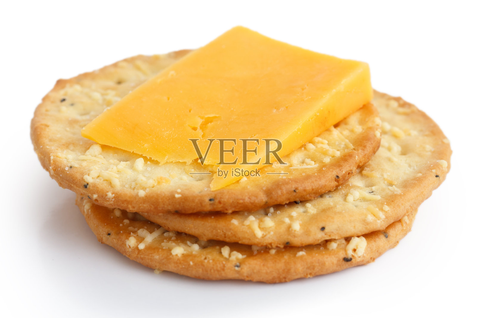 三块金色的奶酪饼干，白色的背景上有奶酪照片摄影图片