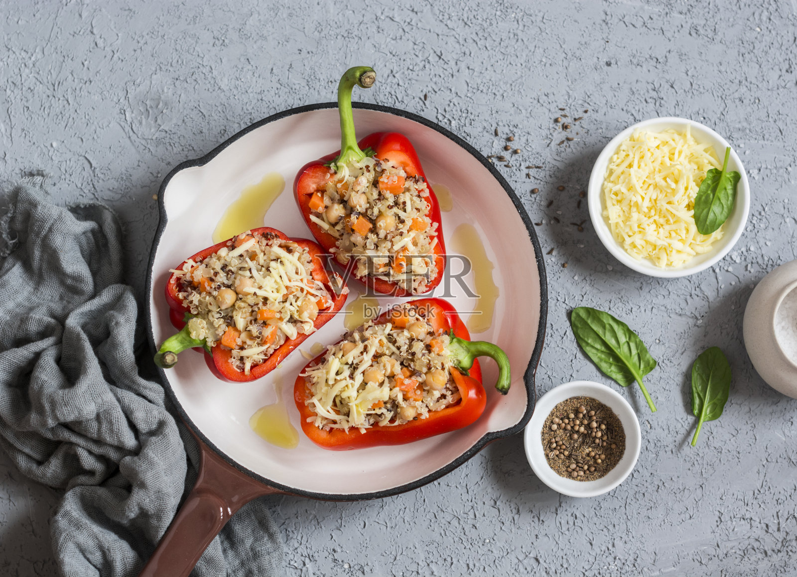 生藜麦馅甜椒在铸铁煎锅。前视图。健康、素食的饮食理念照片摄影图片