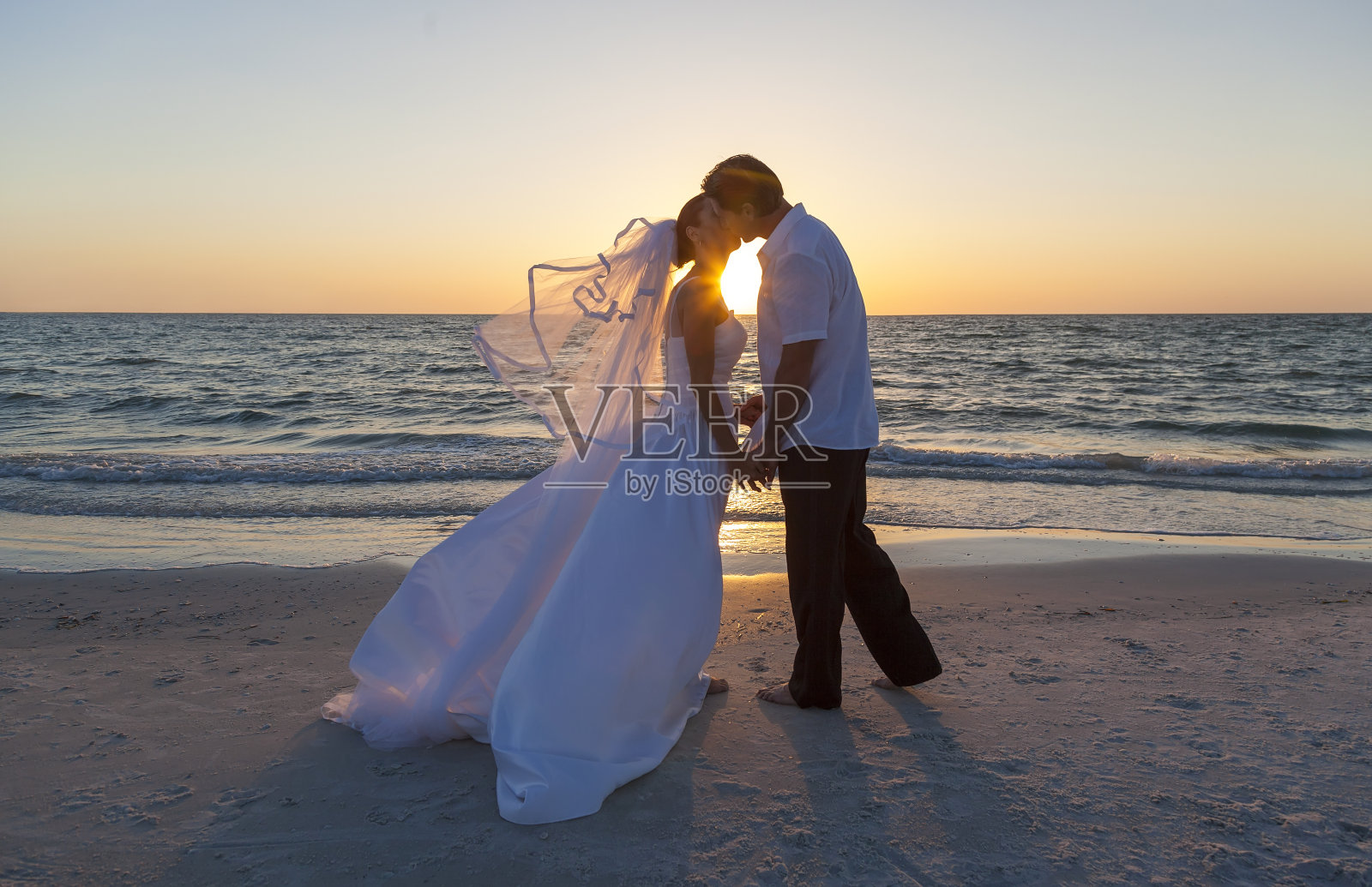 新娘和新郎结婚夫妇日落海滩婚礼照片摄影图片