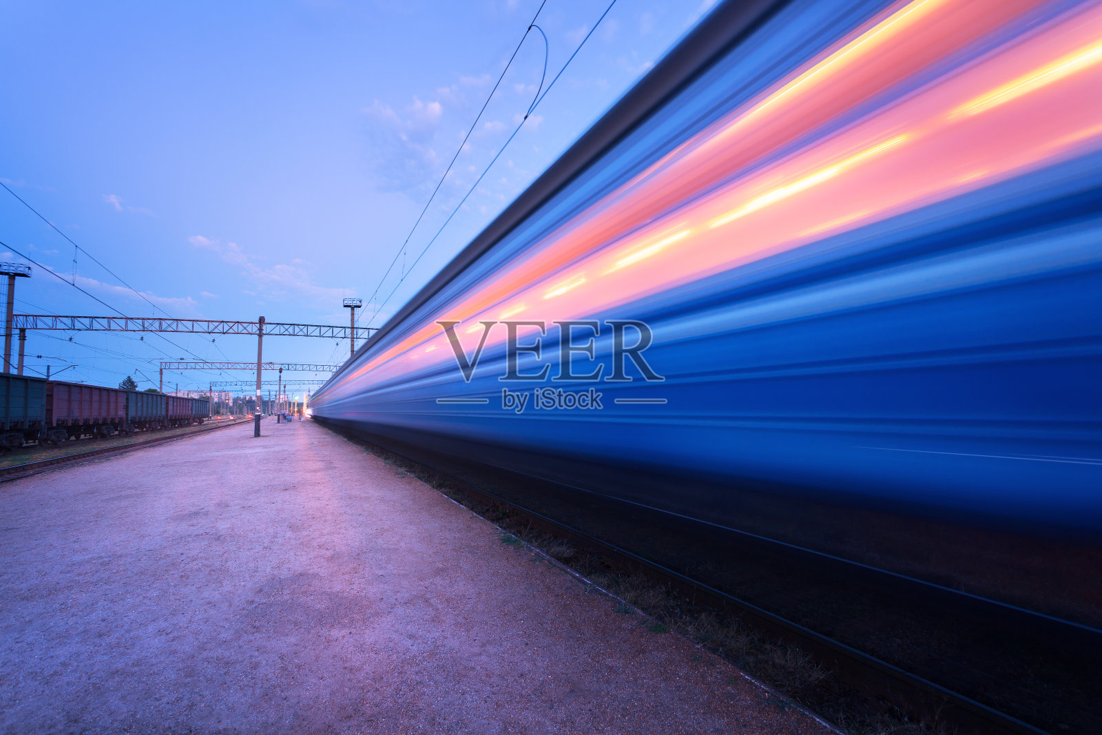 高速列车在轨道上的运动模糊效果照片摄影图片