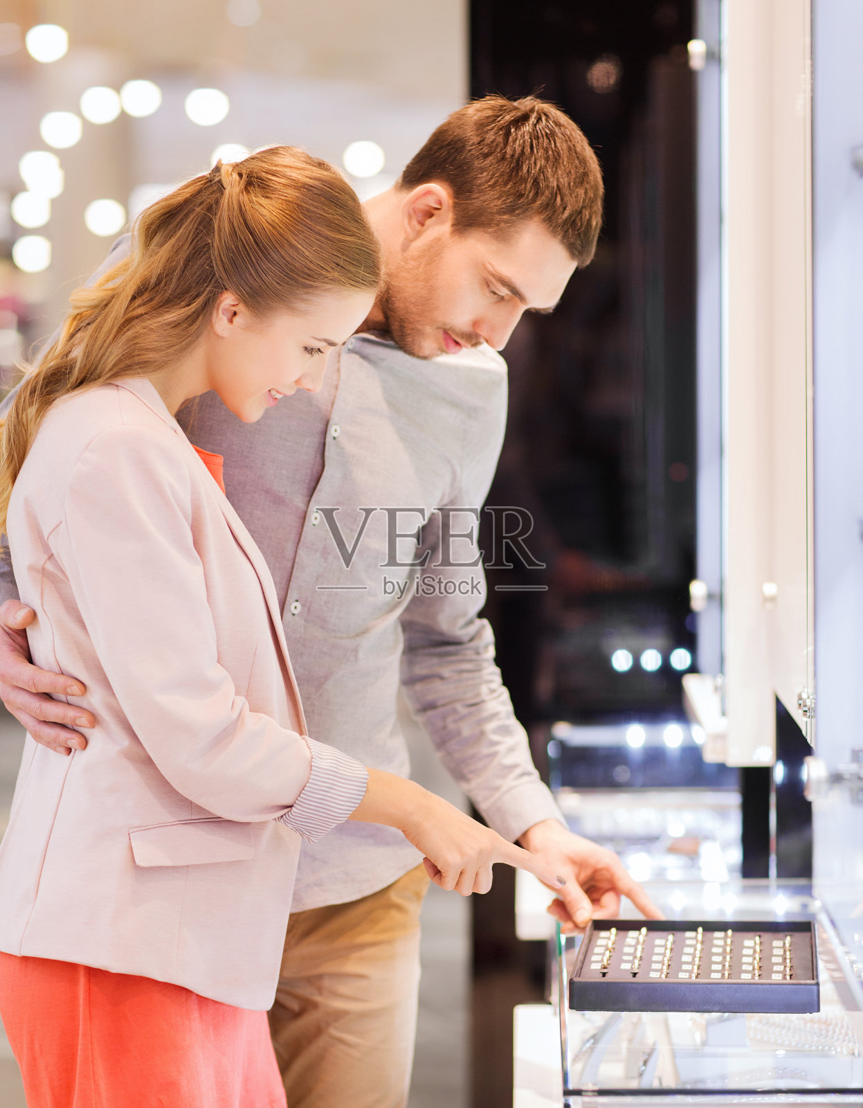 一对幸福的情侣在商场挑选订婚戒指照片摄影图片