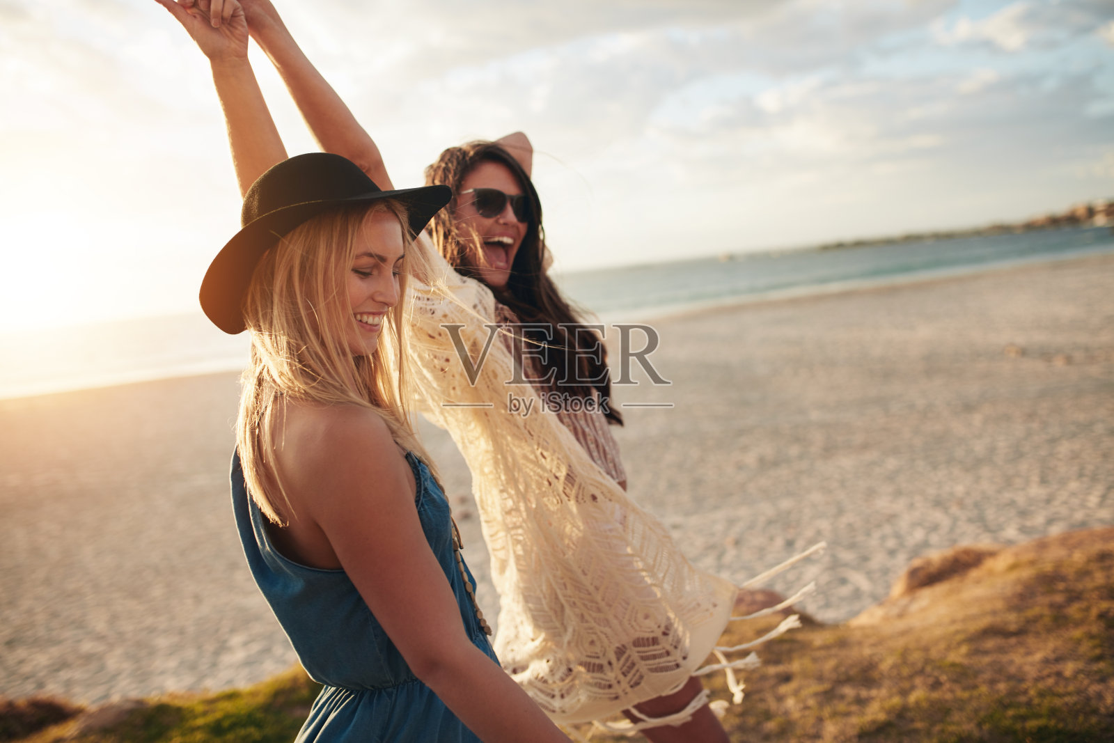 在海边享受一天的女性朋友照片摄影图片