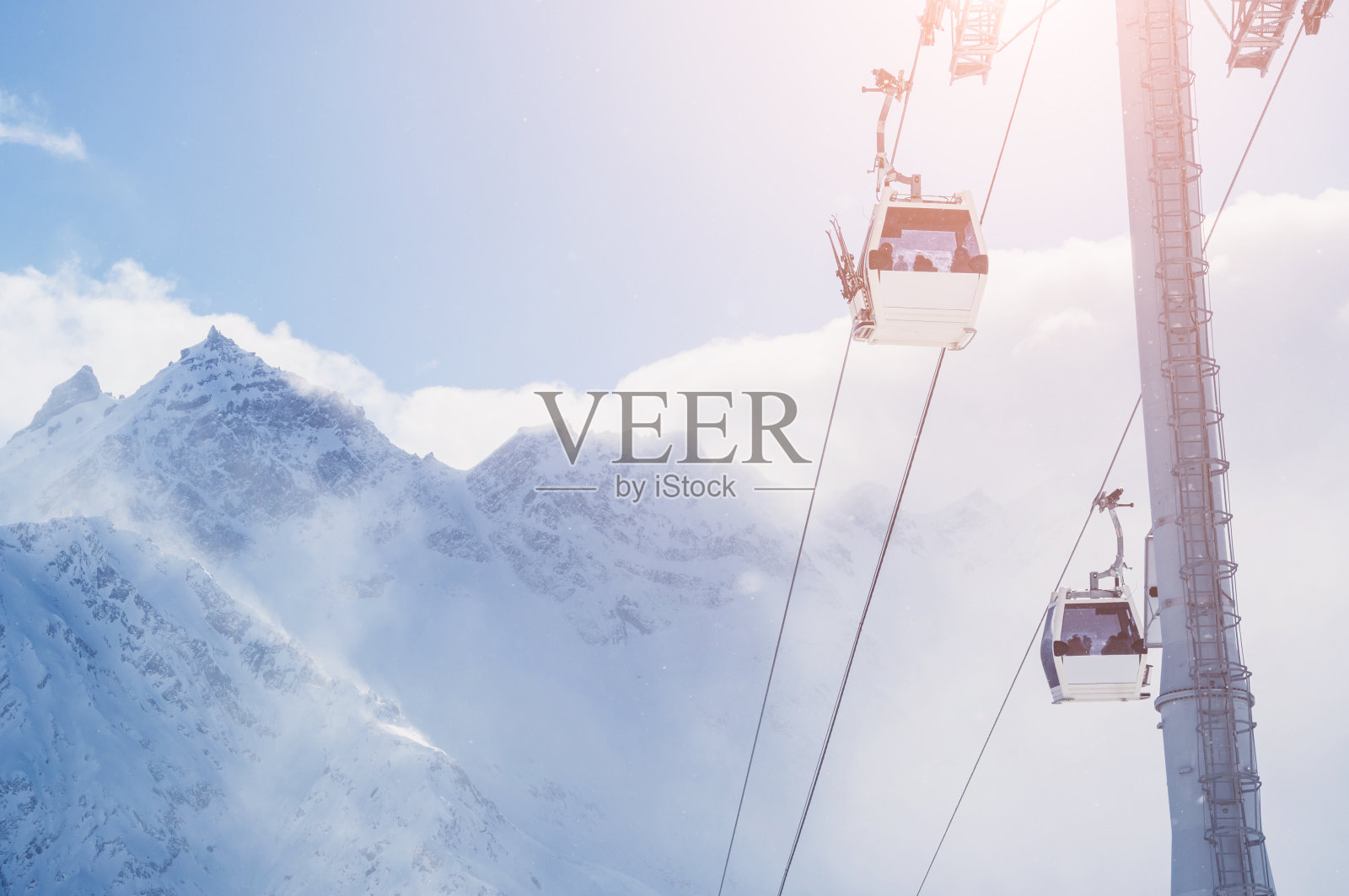 滑雪胜地和雪山上的缆车照片摄影图片