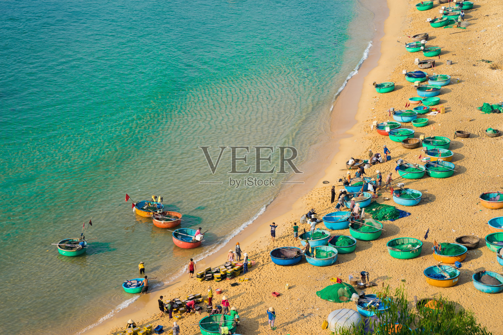 鸟瞰图的桂园海滩与弯曲的海岸线在平定省，越南照片摄影图片