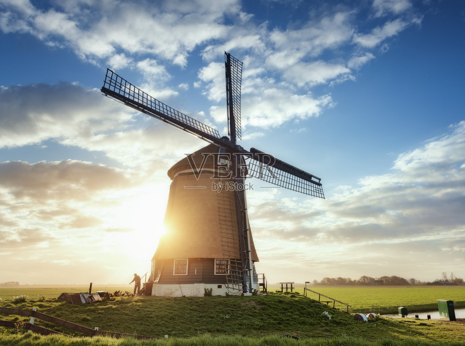 风车和一个人的剪影在日出在荷兰照片摄影图片