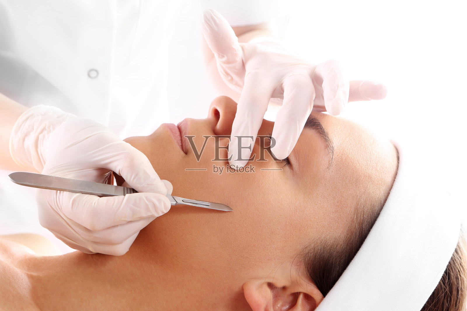 切割疤痕妇女在治疗期间与皮肤科医生照片摄影图片