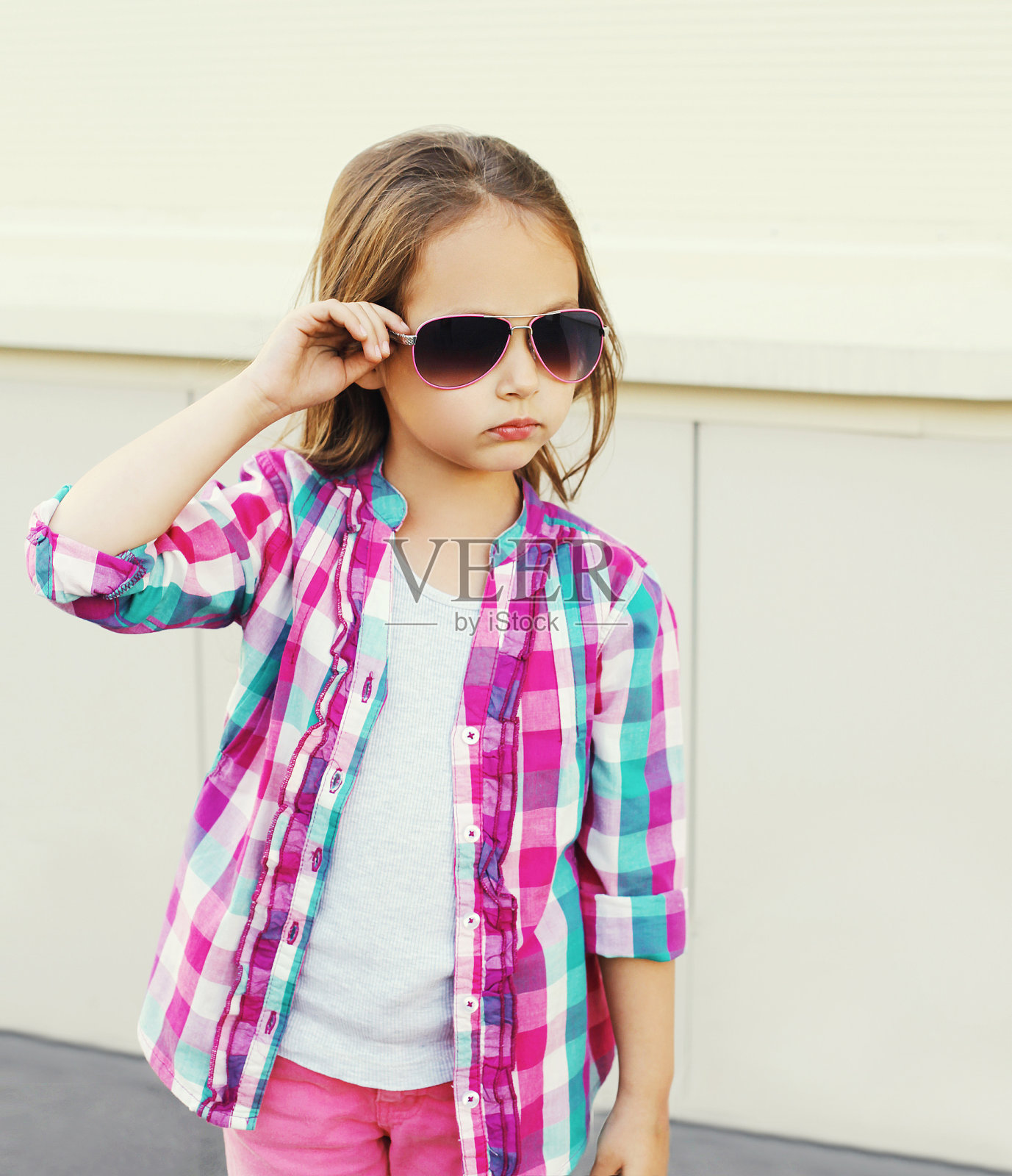 时尚的小女孩穿着衬衫和太阳镜照片摄影图片