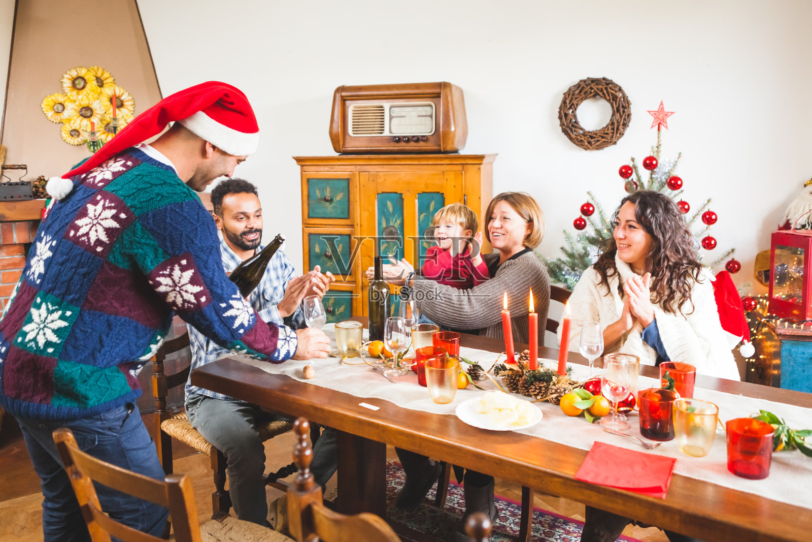 家人聚在一起吃圣诞晚餐照片摄影图片