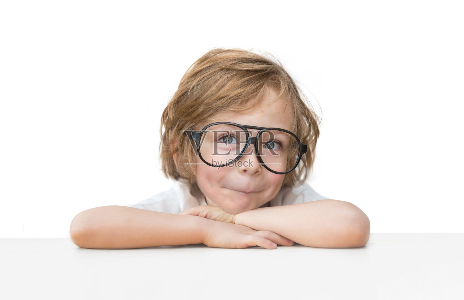可爱的小男孩玩具眼镜孤立在白色背景照片摄影图片