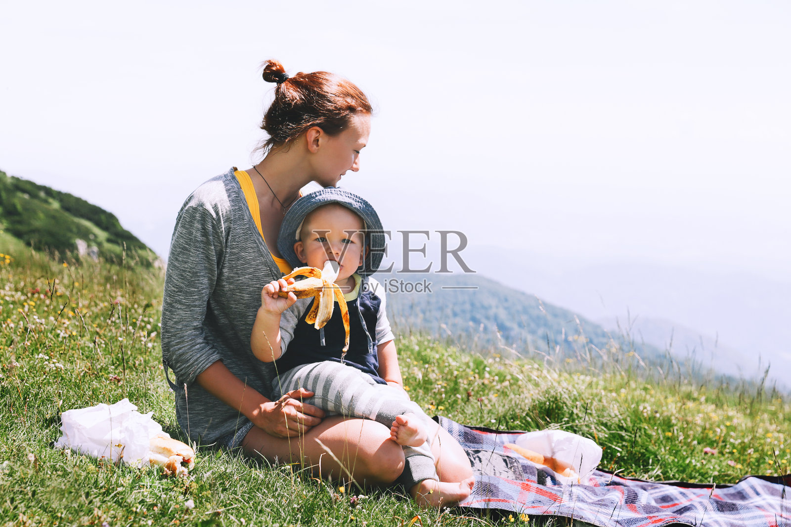 母亲和儿子花时间在山里的自然。照片摄影图片