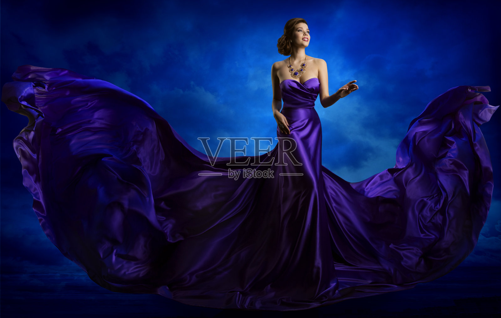 女时装，蓝色长袍飞扬飘扬的丝绸织物照片摄影图片
