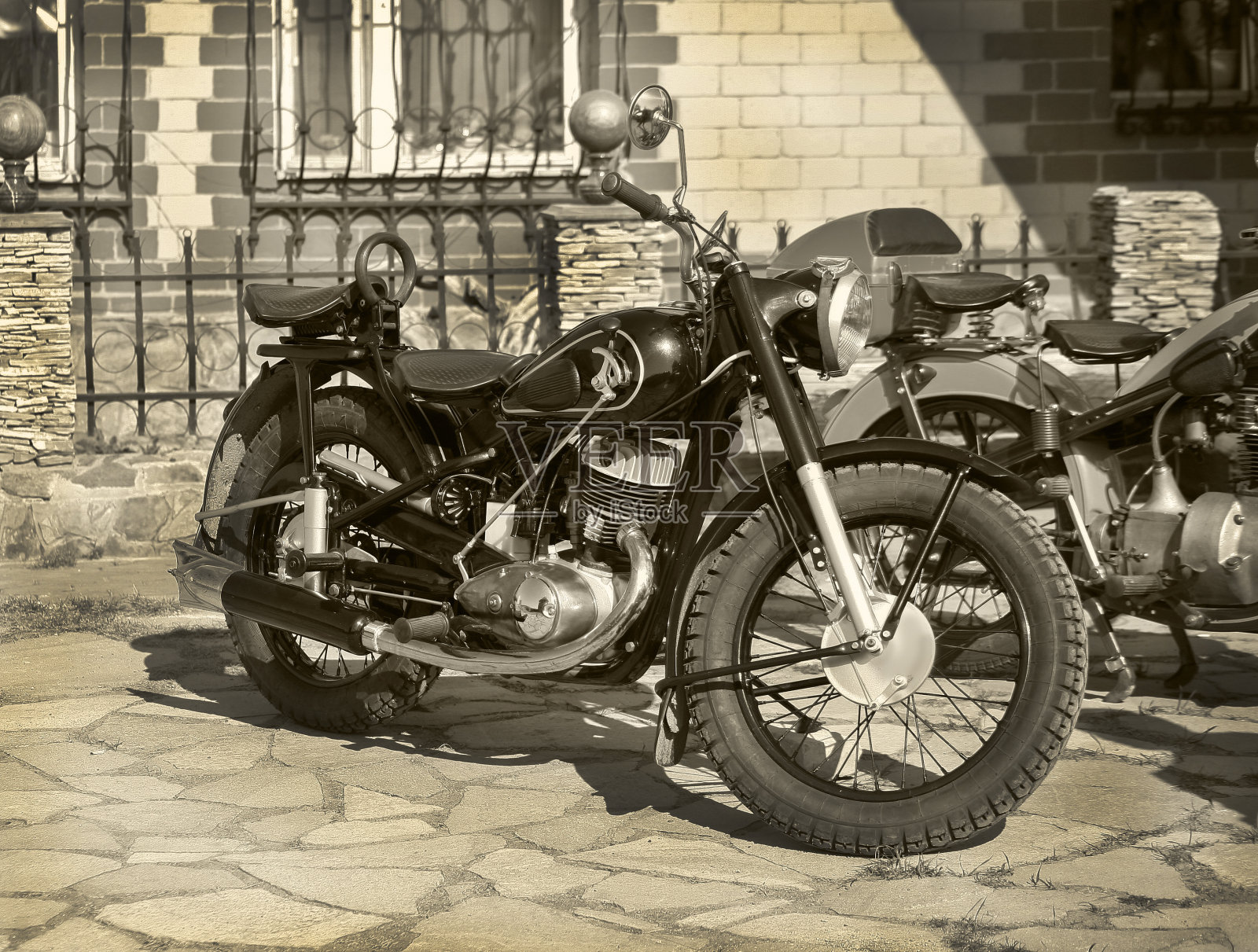 庭院里的老式摩托车照片摄影图片