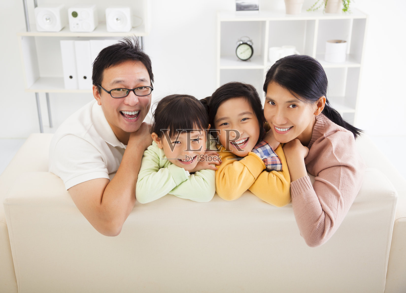 快乐的亚洲家庭在客厅里照片摄影图片