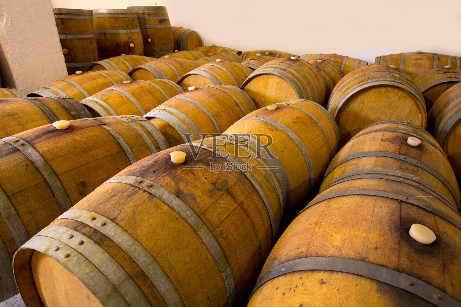 酿酒厂的橡木酒桶照片摄影图片
