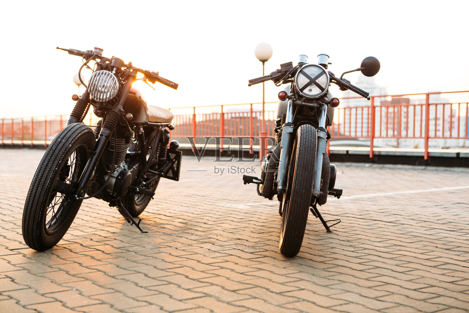 两辆黑色和银色的老式定制摩托车照片摄影图片