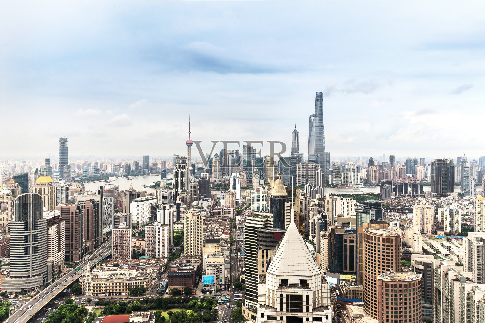 鸟瞰图上海天际线和城市景观照片摄影图片