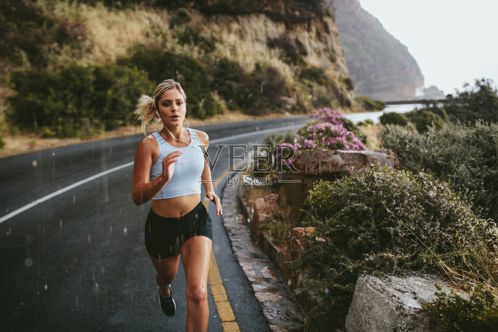 健身的女人在高速公路上跑步照片摄影图片