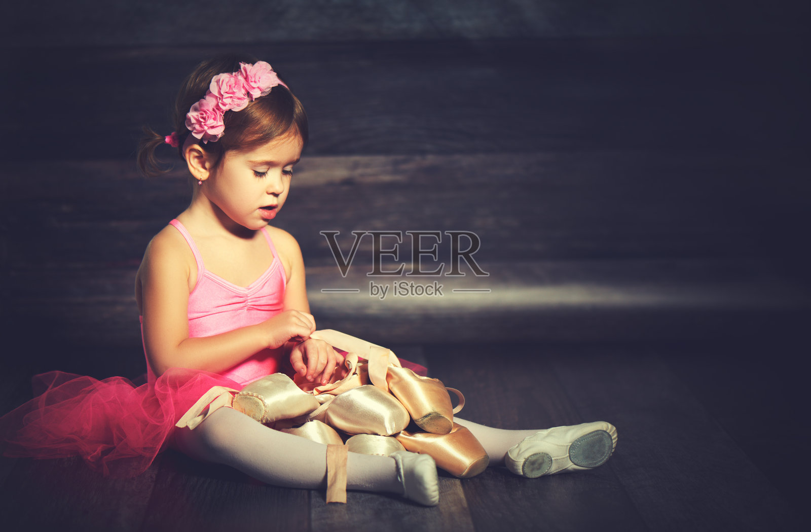 穿着芭蕾舞鞋的小芭蕾舞女演员照片摄影图片