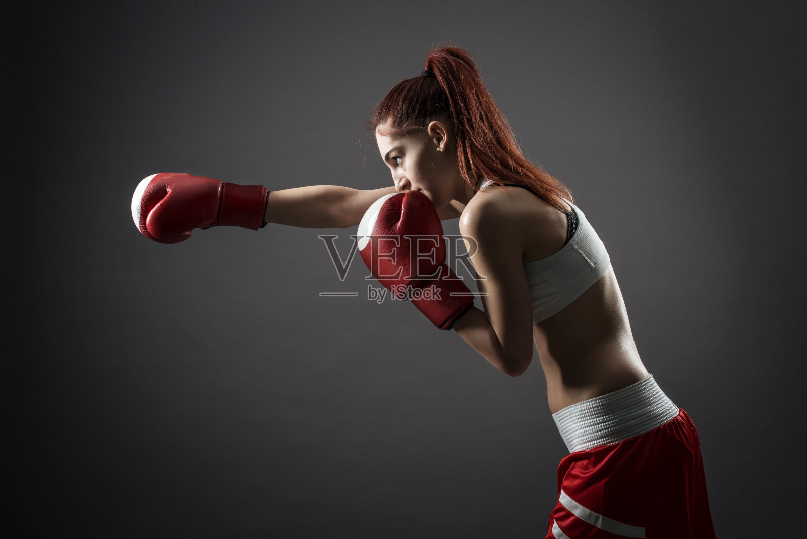 拳击女子在运动-灰色背景照片摄影图片