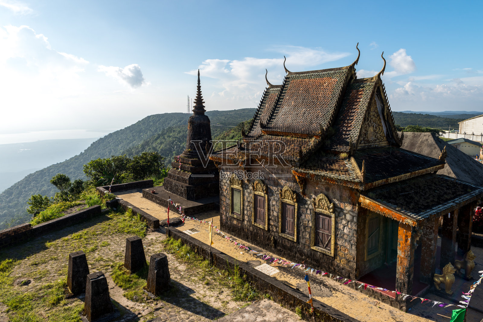 废弃的寺庙，金边贡布省2015年10月。照片摄影图片
