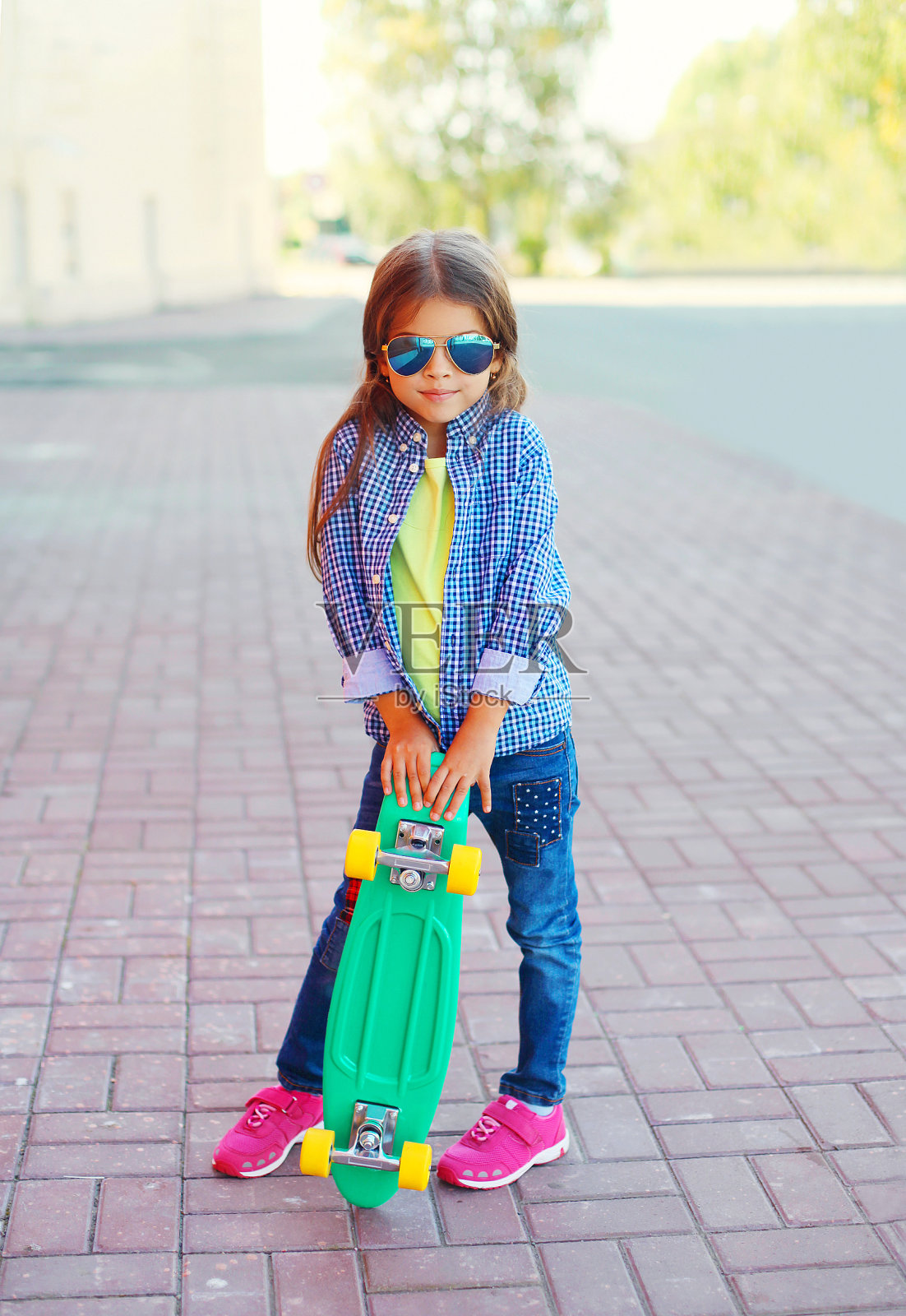 时尚小女孩戴着墨镜玩滑板照片摄影图片