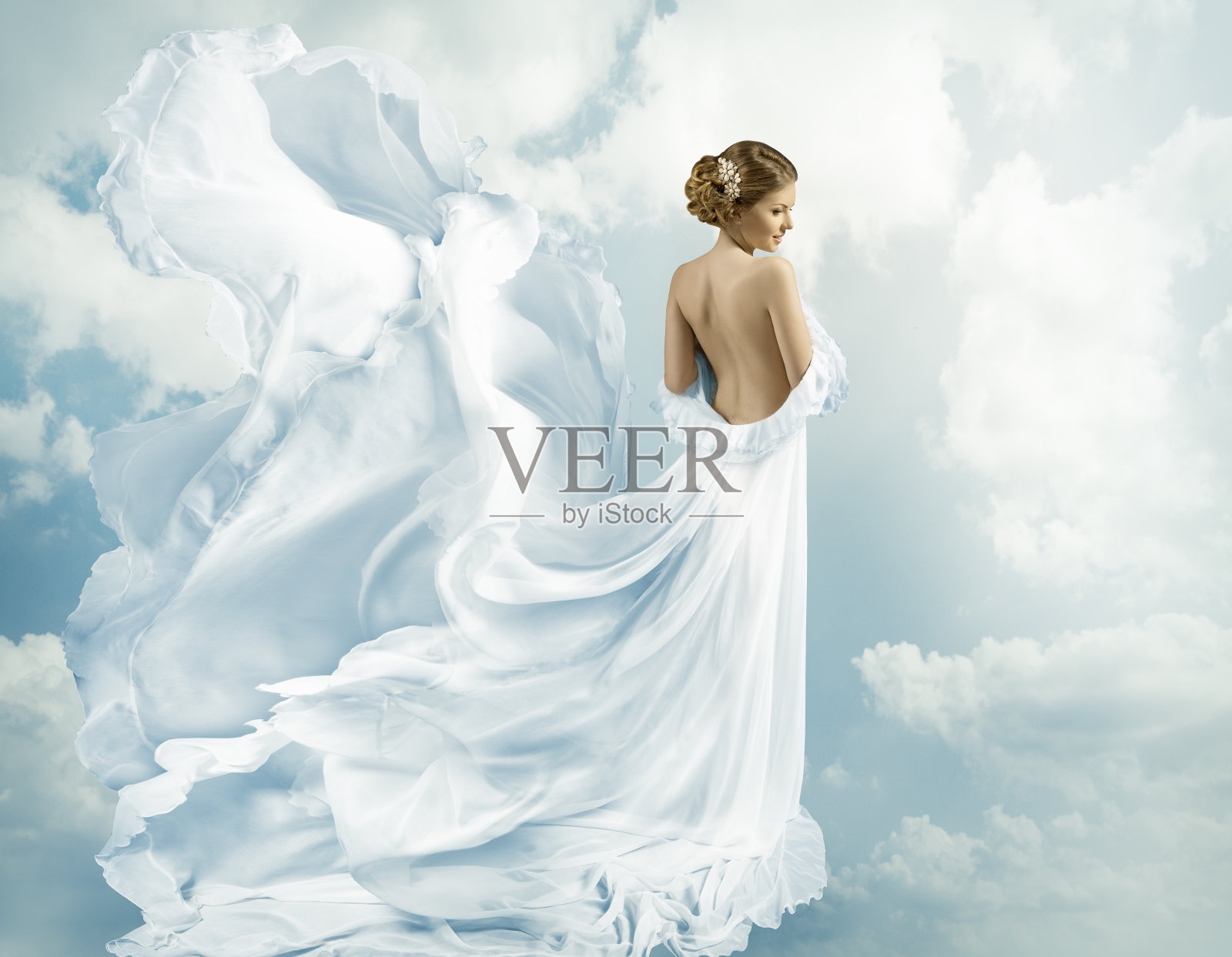 女人幻想飞翔的长袍，飘舞的礼服吹起的风照片摄影图片