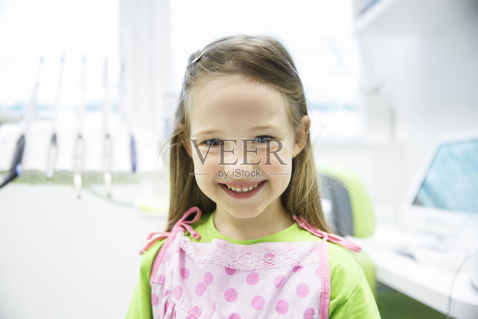 轻松的小女孩在牙科诊所照片摄影图片