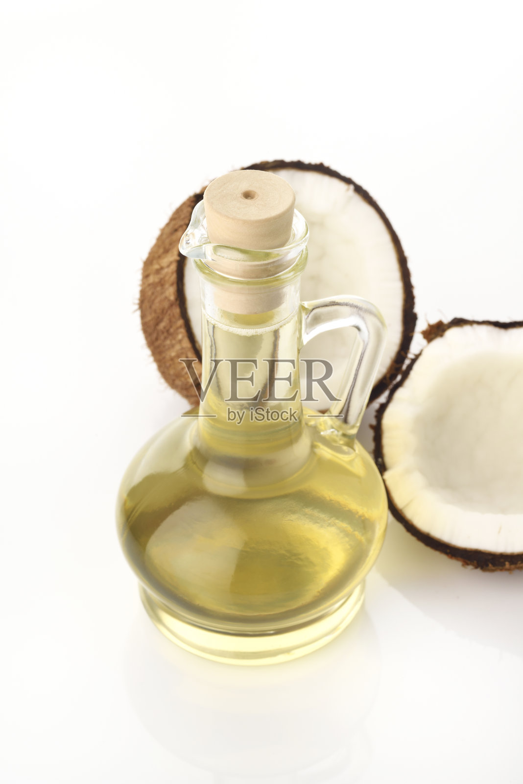 纯椰子油与椰子在白色的背景照片摄影图片