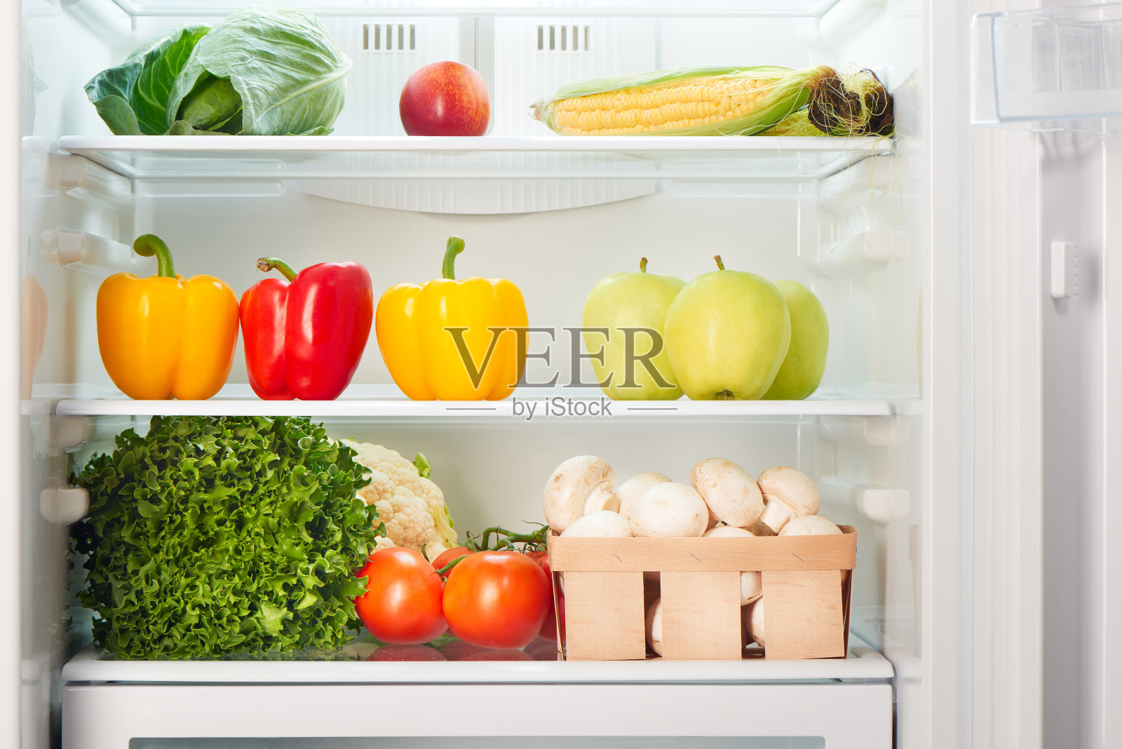 打开装满水果和蔬菜的冰箱。减肥的概念。照片摄影图片