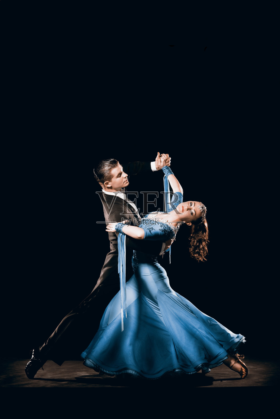 戏剧性的阿根廷舞蹈夫妇在探戈锦标赛比赛照片摄影图片