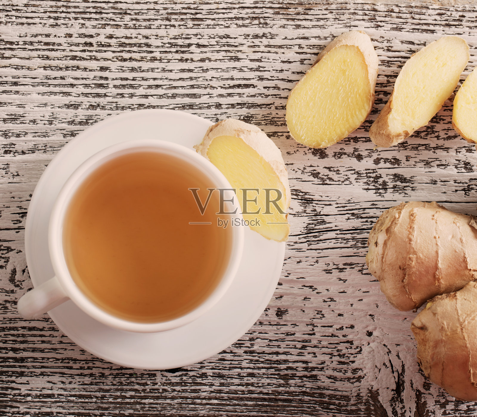 姜汁茶在一个白色的杯子在木制的背景照片摄影图片