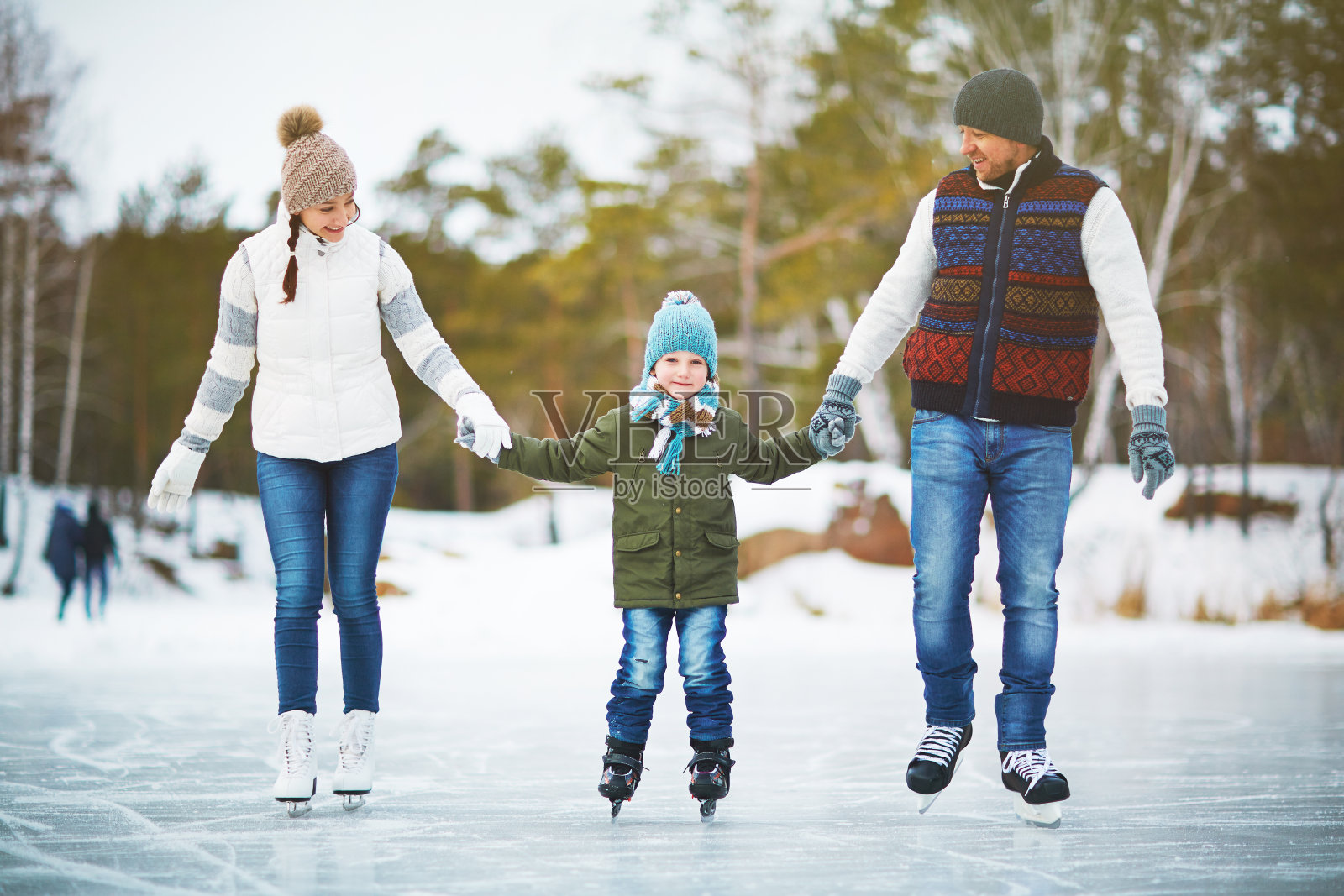 欢乐的滑冰家庭照片摄影图片