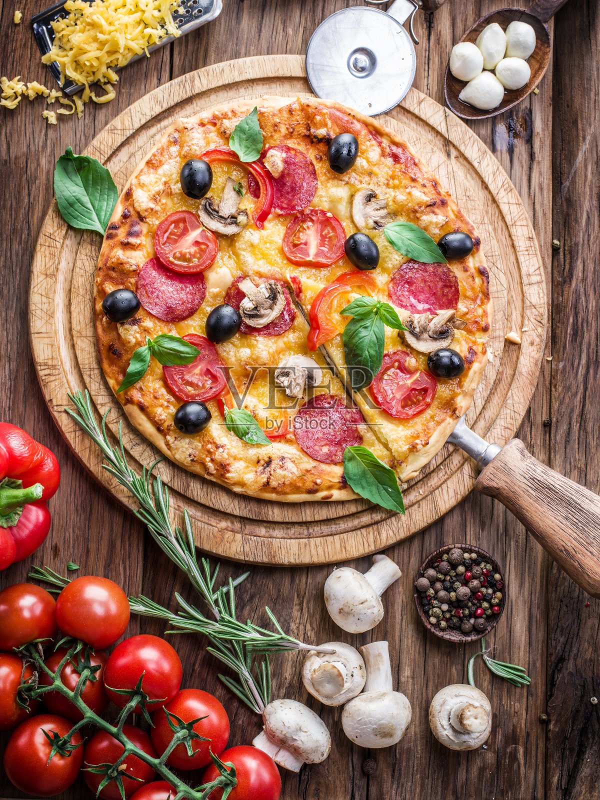 蘑菇、意大利腊肠和西红柿的披萨。照片摄影图片