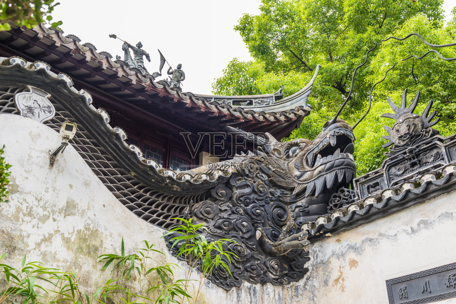 中国上海豫园墙上龙的细节照片摄影图片