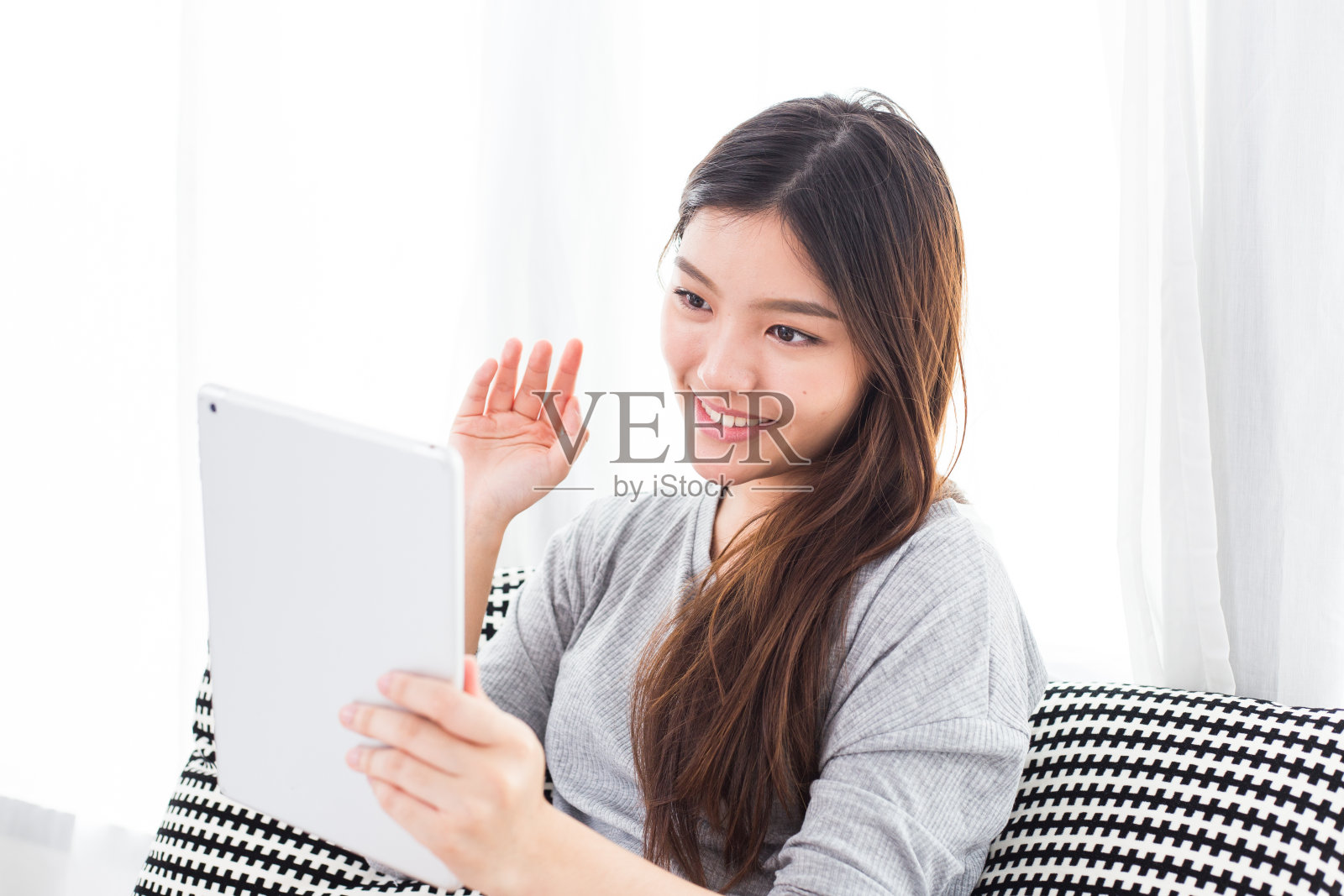 年轻的亚洲女性使用平板电脑照片摄影图片