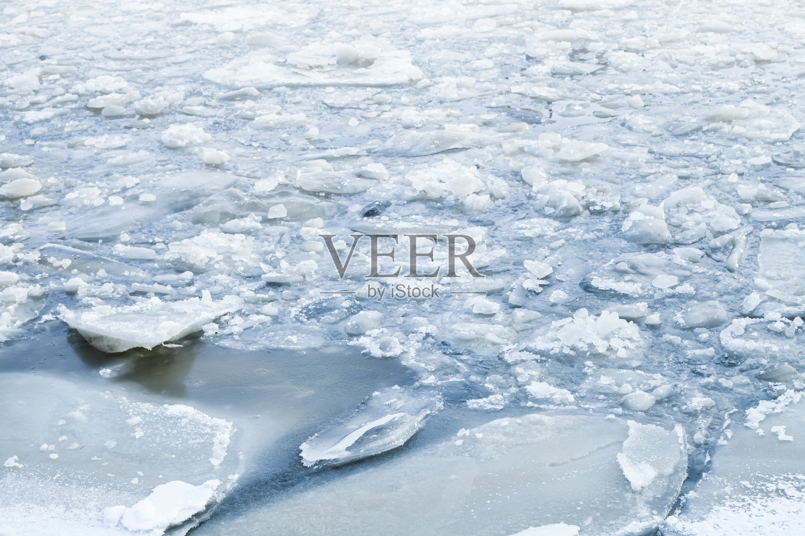 冰冷的河流上覆盖着积雪的冰块碎片照片摄影图片
