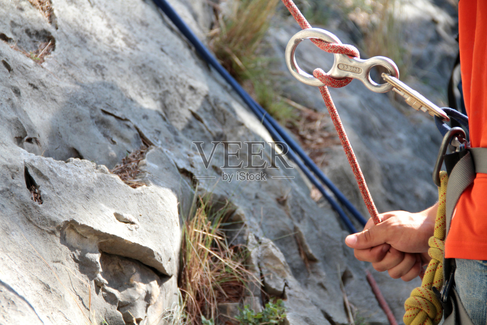 八人图:攀岩者抓着绳子照片摄影图片