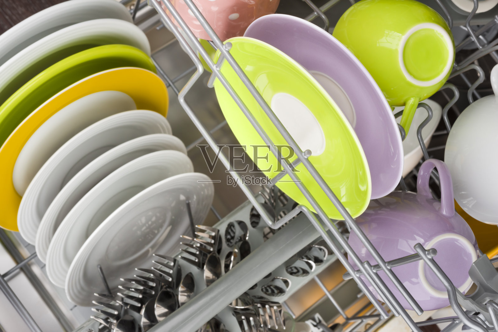 在洗碗机中清洗盘子的背景，俯视图照片摄影图片