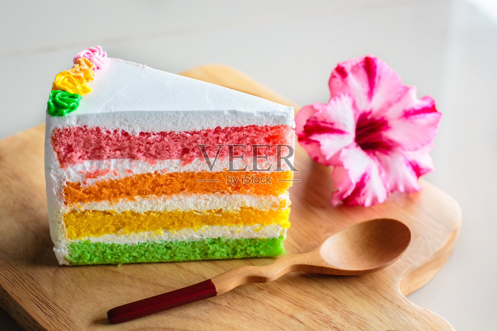 美味的彩虹蛋糕在木板上。照片摄影图片