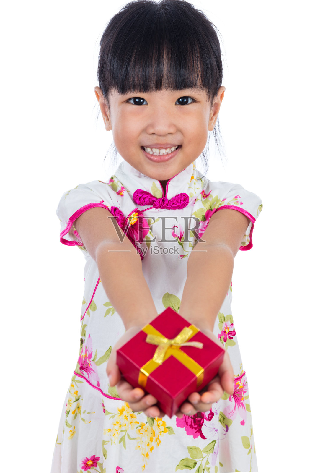 亚洲华人小女孩穿着旗袍拿着礼盒照片摄影图片