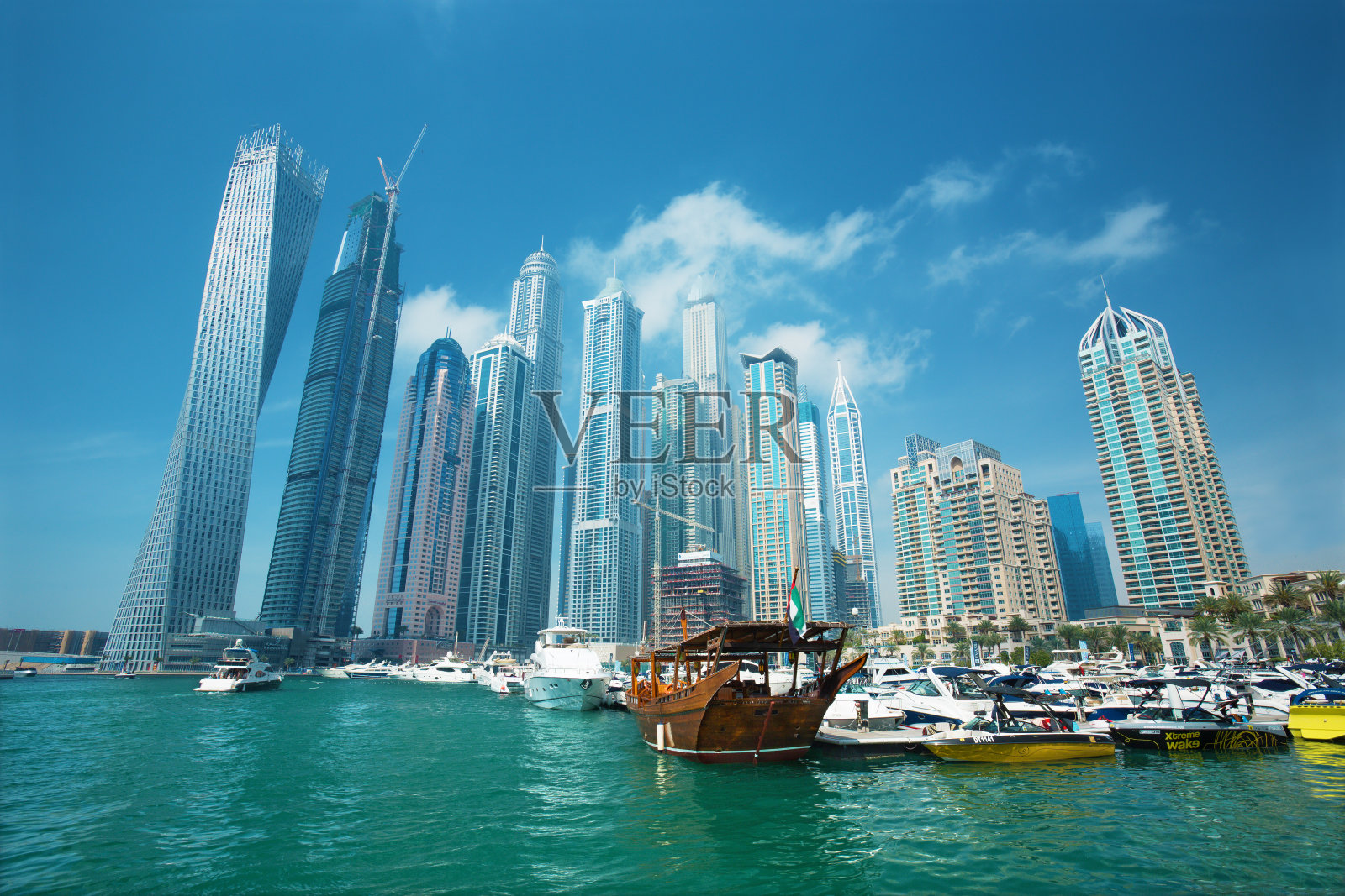 迪拜码头摩天大楼，港口，豪华游艇，滨海步道，迪拜，阿联酋照片摄影图片